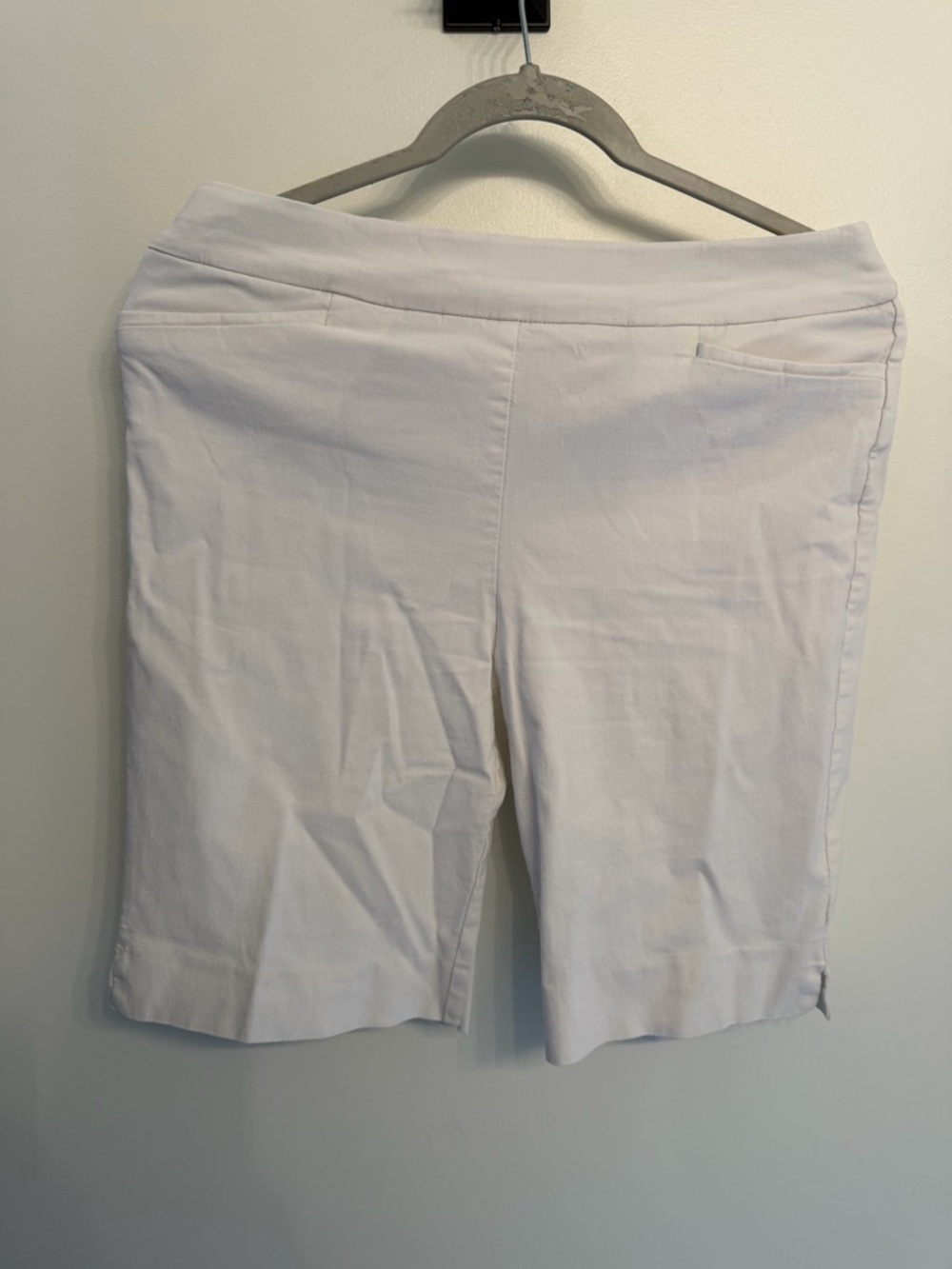 Chico's White Stretch Bermuda Shorts Size 1 (8)